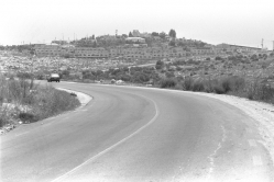 כביש חוצה שומרון ממערב לאלקנה לאחר הרחבתו  - בשנים אלו עבר הכביש דרך כפר קאסם והמשיך מזרחה דרך הכפר מסחה