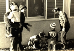 משפחת שפורן עוזבת את בניין המשטרה לאחר קבלת האשקובית -  - מירי, שאול והילדים והוריו של שאול