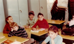 כיתה ב' בבית הספר בבניין המשטרה. (מימין לשמאל): מירב קליין, אמנון הר שושנים, שי יהלום, זאביק ברינר ונועם דודסון