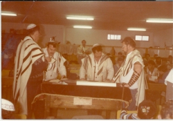 תפילה בבית כנסת הראשונים  (מימין לשמאל): נחום ארבל, חנוך קליין, ניסן סלומינסקי וג'רי פרנקל