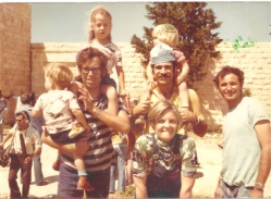 (מימין לשמאל): ישראל גנה, שושי וחיים שור עם בנם גדעון, מיג"ף קויאט עם ילדיו סי"בה ודוד