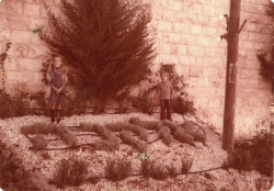 סיב"ה ודוד קויאט ליד גינת "אלקנה" שהקים משה רייק בחזית בניין המשטרה.