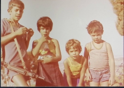 ילדי גורפינקל ואיזנברג -משמאל חננאל עם הרובה הנצחי (לימים יהיה חננאל הרבש"ץ של אלקנה)
(באדיבות שמואל גורפינקל, נובמבר 2022)
