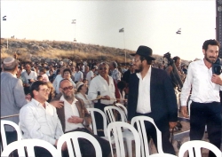 בני קצובר (עומד מימין) והרב משה לוינגר (יושב)