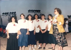זהבה בירן מנהלת המתנ"ס עם בנות שבט עצמאות אלקנה