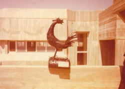 "התרנגול" - העבודה הראשונה שהוצבה בבית הספר בדימונה