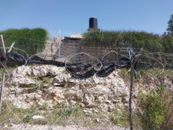בית האני - בין הגדרות (על הגג דוד שחור)
(צילום: נדב זילברשץ, אפריל 2023)