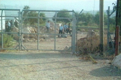 הפגנה נגד הגדר בזמן בנייתה