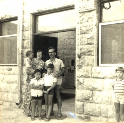 משפחת שפורן (שאול ומירי והבנים: צביקה, בועז וראובן) מתגוררת בבניין משטרת מסחה.
"פארים" (לימים אלקנה) 1977