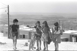 ילדות ביישוב פארים, ספטמבר 1977 (מימין לשמאל): דפנה אלדר, מיכל דה האן, ורד שטראוס וענת קציר (צילום: משה מילנר)