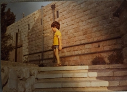 1982 -  אסף מינצר (לימים ראש מועצת אלקנה) . בן 3 ליד בניין המשטרה (מועצה)