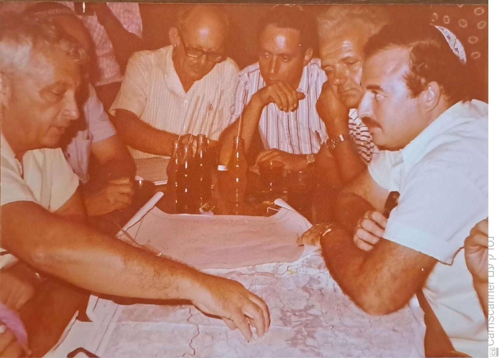 1978 ניסן בפגישה עם אריק שרון (שר החקלאות ויו"ר וועדת שרים להתיישבות) ושלמה אבני (מנכ"ל משרד השיכון). 
אריק צידד בהתיישבות בעומק השומרון ומשם ללכת אחורה לכיוון הקו הירוק. ניסן דגל בבנייה קרוב לקו הירוק ולהתקדם בהדרגה עמוק יותר.