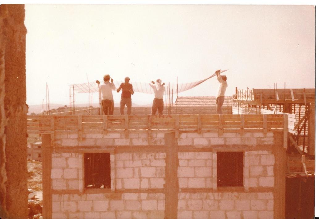 1984 תשמ"ד  - בניית בית הקבע  ברחוב בשיר השירים 25