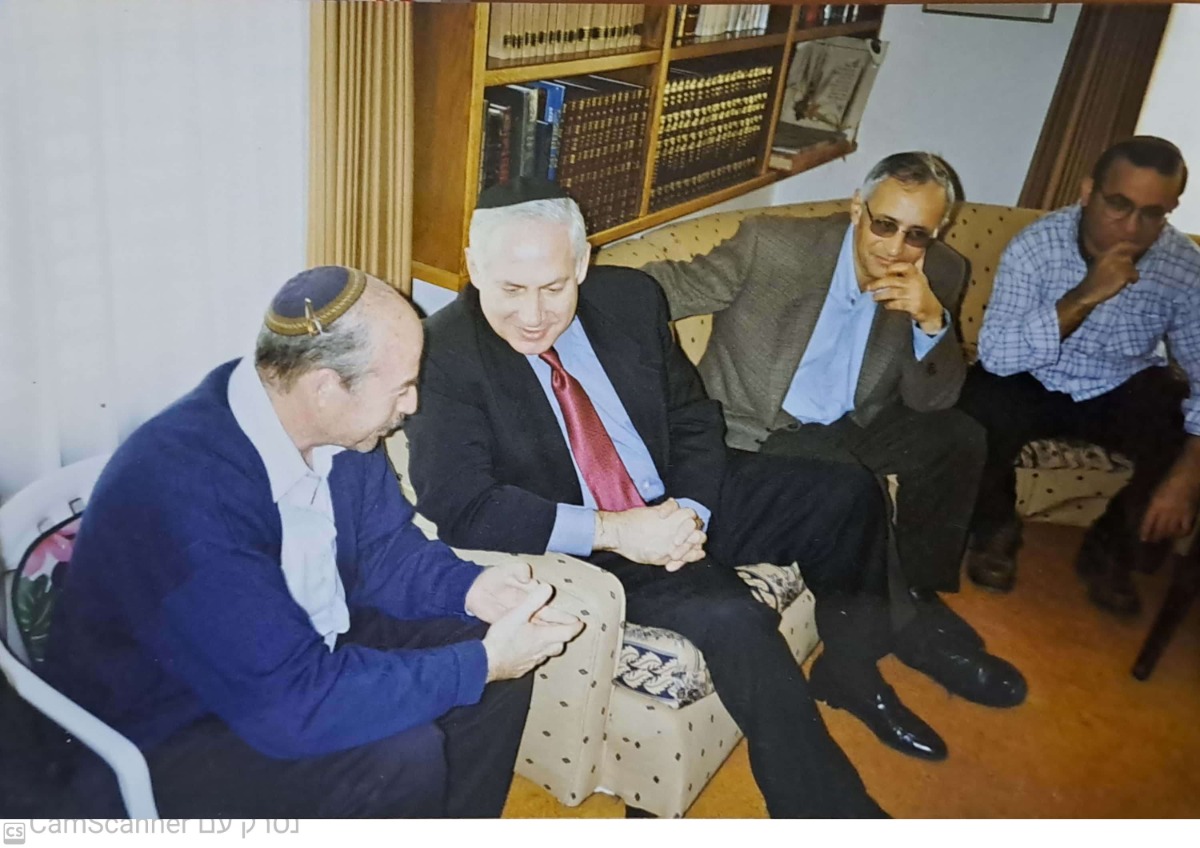 ראש הממשלה בנימין נתניהו ואורי אליצור (ראש לשכת רה"מ) בביתו של ניסן באלקנה. ז' בניסן תשנ"ח 31 במרץ 1998