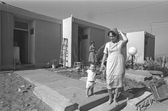 מרשה ועמיאלה בחזית האשקובית (מאחור השכנה אמיליה רייק). צילום: משה מילנר 10 בספטמבר 1977.