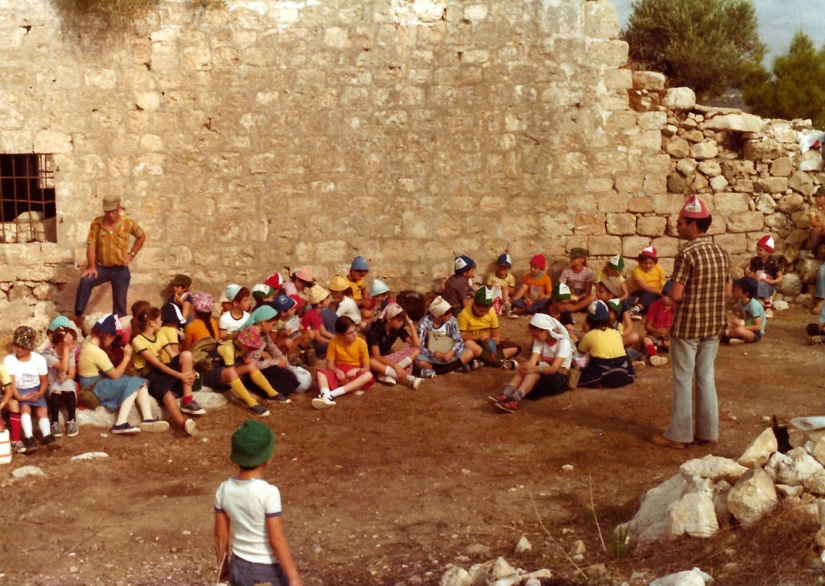 אבי מדריך את ילדי אלקנה (צילם: מוטי מינצר)