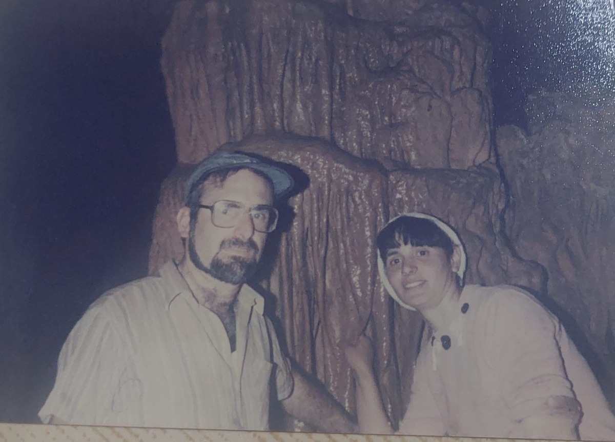 ורדה וצבי במערת נטיפים ליד סניריא 1986
