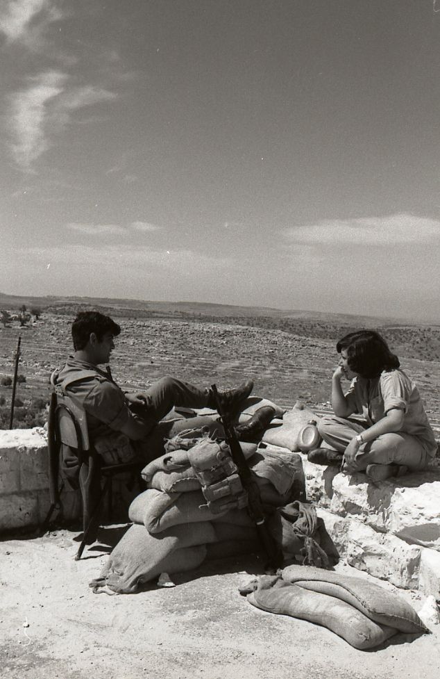 צילום של שני חיילי הנח"ל מהיאחזות "אלעדה" בשמירה על גג משטרת מסחה. התמונה מראשית אלקנה (מאי 1977) צולמה על ידי בוריס כרמי ואותרה בארכיון הצלם בספרייה הלאומית.  למעלה בפינה השמאלית נצפה "הגורן". מימינו -הגבעה עליה תבנה בשנות ה-90 שכונת "בני אלקנה" (ה-34).