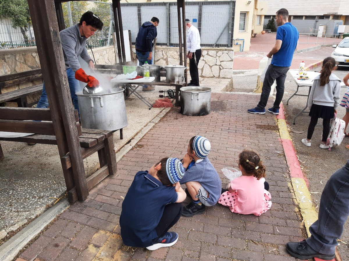 הגעלת כלים ליד בית הספר היסודי