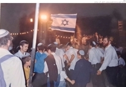 שמחת תורה תשנ"ד 1993. אוטובוס מאלקנה יוצא להקפות שניות ביריחו - כחלק מהמאבק בהסכמי אוסלו  (באדיבות בועז ורונית זיברשץ, תשפ"ה 2024)