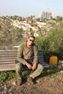 ליאור אלעד בפינת ההנצחה לג'ורג' ברלינג (צילום: שמואל קליין, ניסן תשפ"ה)