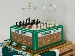 עוגת בר מצווה לנכד גולן יוחנן. עוגת שחמט כשברקע צבעי ירוק ולבן של מכבי חיפה. הכלים נוצקו בתבניות סיליקון עם שוקולד חום ולבן.