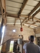תיעוד 'חדר הגנרטור' - מייסדי אלקנה: בלה שטינר, שוקי, יעקב שטינר, חיים שור, אבנר גפני ונסים חובב. (צילום: רוחי רוזנבלום, 24.4.26)