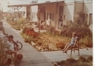 שכונת הגנרטור. בתמונה: אריאל חובב הי"ד בפתח האשקובית. משמאל האשקוביות של משפחת גפני ומשפחת ברינר (באדיבות נסים וחפצי חובב, אייר תשפ"ו)
