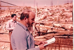 זכריה גלזמן בטקס הנחת אבן פינה לבית זכריה ומרים גלזמן ברחוב שיר השירים