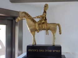 "האיש שהיה גאה ביהדותו" - הפסל לזכרו של אביו של יוסי יהושע, שחי בתימן, ולא הסכים לכוף עצמו לחוקי האסלאם שהשפילו את היהודים. למרות האיסור לרכב על סוסים שחל על היהודים, הוא רכב על סוס. הדמות הרוכבת על הסוס לובשת "ארבע כנפות" וחובשת כובע תימני מסורתי.