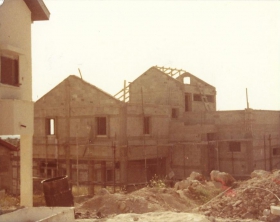 בניית הבית באלקנה אליו עברנו בשנת 1985. ברחוב פלח הרימון 5.