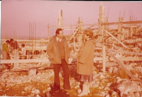 1982 ורדה ויהודה ליד ביתם שבבנייה