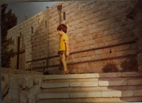 תשמ"ב (1982) - אסף בן השלוש ליד בניין המשטרה הירדנית. לימים יכהן אסף כראש המועצה המקומית אלקנה ובניין זה ישמש כלשכתו.