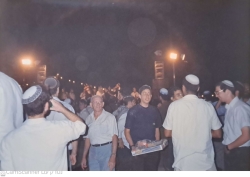 שמחת תורה תשנ"ד 1993. אוטובוס מאלקנה יוצא להקפות שניות ביריחו - כחלק מהמאבק בהסכמי אוסלו  (באדיבות בועז ורונית זיברשץ, תשפ"ה 2024)