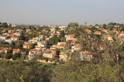 תצפית פנורמית: שכונת ה-220 (מדרום)
(צילום: שמואל קליין, ניסן תשפ"ה)