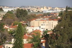 תצפית פנורמית: שכונת ה-165, בית כנסת אחווה ורעות, גדר ההפרדה והכפר מסחה (צילום: שמואל קליין, ניסן תשפ"ה)