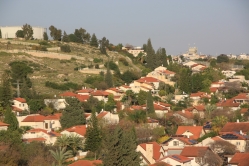 תצפית פנורמית: שכונת ה-165 והכפר מסחה. משמאל: העלייה לפארק הגורן.
(צילום: שמואל קליין, ניסן תשפ"ה)