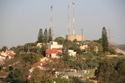 תצפית פנורמית: שכונת ה-165 ובריכת המים הישנה (צילום: שמואל קליין, ניסן תשפ"ה)