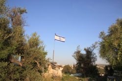 דגל ישראל נצפה למרחקים (צילום: שמואל קליין, ניסן תשפ"ה)
