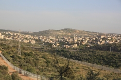 תצפית פנורמית: כביש הביטחון והכפר א-זוויה (צילום: שמואל קליין, ניסן תשפ"ה)