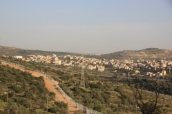 תצפית פנורמית: כביש הביטחון והכפר א-זוויה (צילום: שמואל קליין, ניסן תשפ"ה)