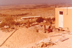 סתיו 1977 (תשל"ח). עמודי הבטון להנחת האשקוביות. מאחור האוהלים של גרעין מעוז עלייה (לאחר החלפתם באוהלים צבאיים) ומתחתם הבאת האשקוביות עבורם. צילם: עקיבא איזנברג [באדיבות רחל ועקיבא איזנברג, תשפ"ה 2025]