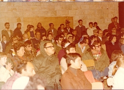 בקהל יושבים ההורים הגאים: בלה שטינר, שאול יהלום, יעקב  שטינר ואחרים. צילם: עקיבא איזנברג [באדיבות רחל ועקיבא איזנברג, תשפ"ה 2025]