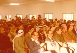 תשמ"א 1981. מוכתרי הכפרים השכנים בטקס הקמת המועצה המקומית אלקנה. צילם: עקיבא איזנברג [באדיבות רחל ועקיבא איזנברג, תשפ"ה 2025]