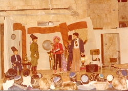 ילדי אלקנה בהופעה בבניין המשטרה. צילם: עקיבא איזנברג [באדיבות רחל ועקיבא איזנברג, תשפ"ה 2025]