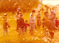 מטיילים: נורית גורפינקל, מאירה מיכאליס, רחל איזנברג ויעל רוגובסקי. צילם: עקיבא איזנברג [באדיבות רחל ועקיבא איזנברג, תשפ"ה 2025]