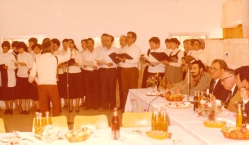 תשמ"א 1981. טקס הקמת המועצה המקומית אלקנה. הופעת הזמרייה. צילם: עקיבא איזנברג [באדיבות רחל ועקיבא איזנברג, תשפ"ה 2025]