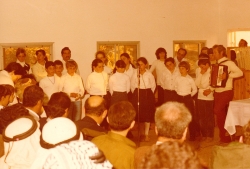 תשמ"א 1981. טקס הקמת המועצה המקומית אלקנה.. 
 הופעת הילדים. צילם: עקיבא איזנברג [באדיבות רחל ועקיבא איזנברג, תשפ"ה 2025]