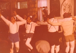 חגיגות פורים באלקנה. איציק פרוכט וחנוך קליין. צילם: עקיבא איזנברג [באדיבות רחל ועקיבא איזנברג, תשפ"ה 2025]