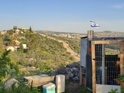 אתר חקלאי לזכר ברוך מזרחי - ברקע כביש הביטחון והכפר א-זוויה (צילום: רונית זילברשץ, ניסן תשפ"ה 2025)